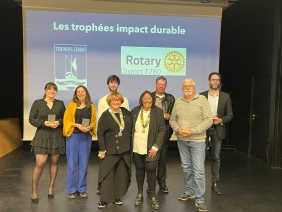 Les lauréats et Mesdames Brigitte Obels Gouverneure  à gauche et Corinne Lacroix Présidente de Rotary Club Thonon Léman.